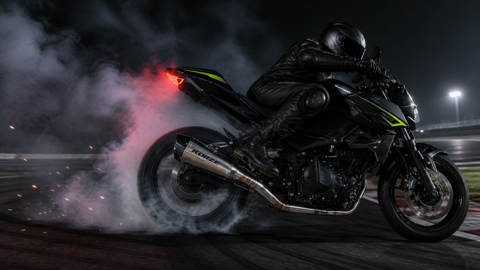 Moto Kawasaki en pista equipada con escape Korze Full System