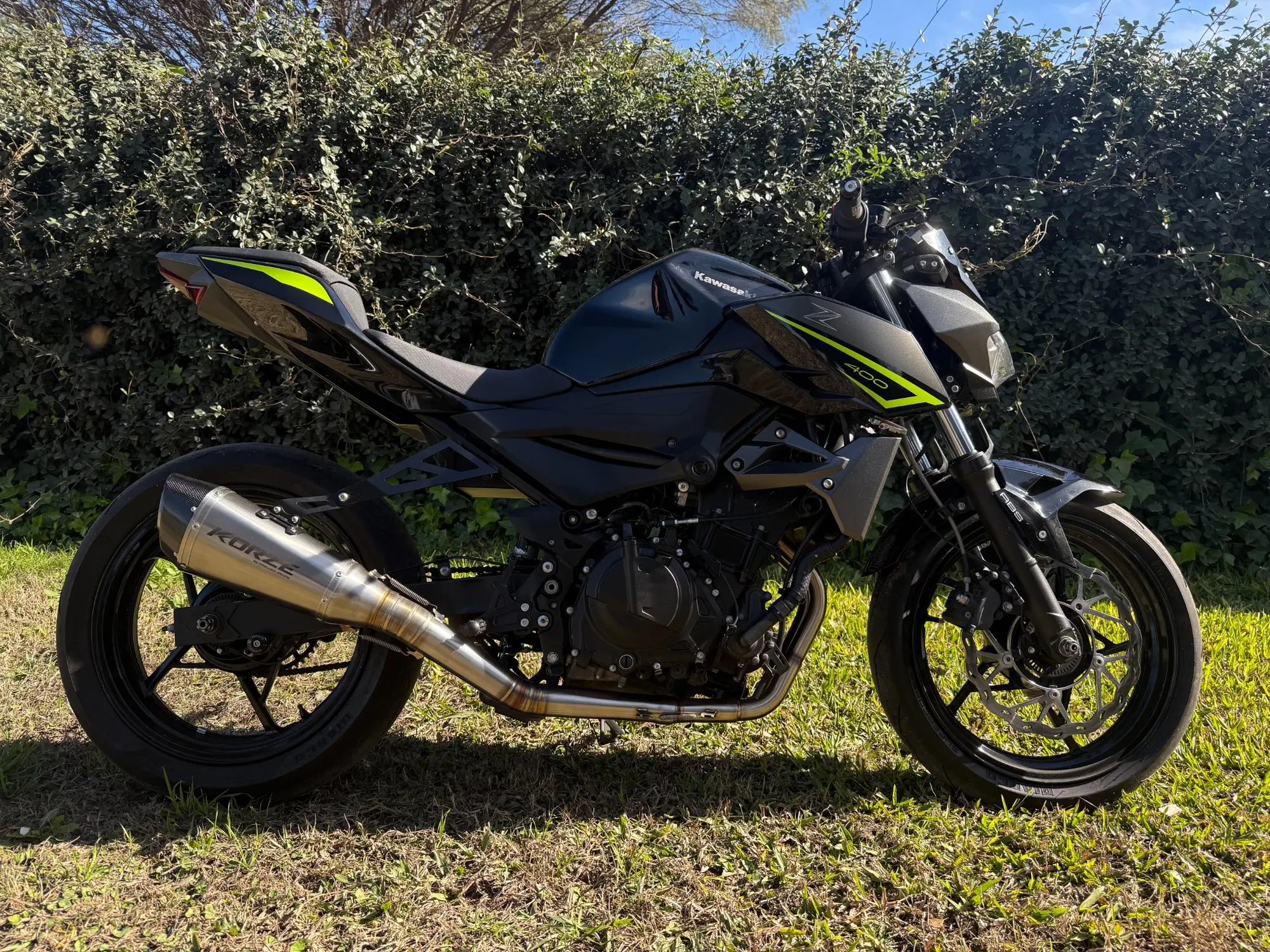 Kawasaki Z400 equipada con escape Korze